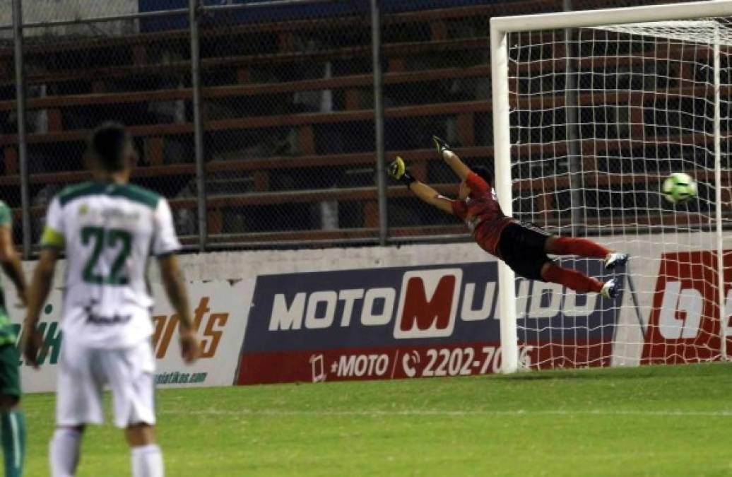El portero del Yoro FC no pudo detener el tiro libre magistral de Julio César 'Rambo' de León. Foto Neptalí Romero
