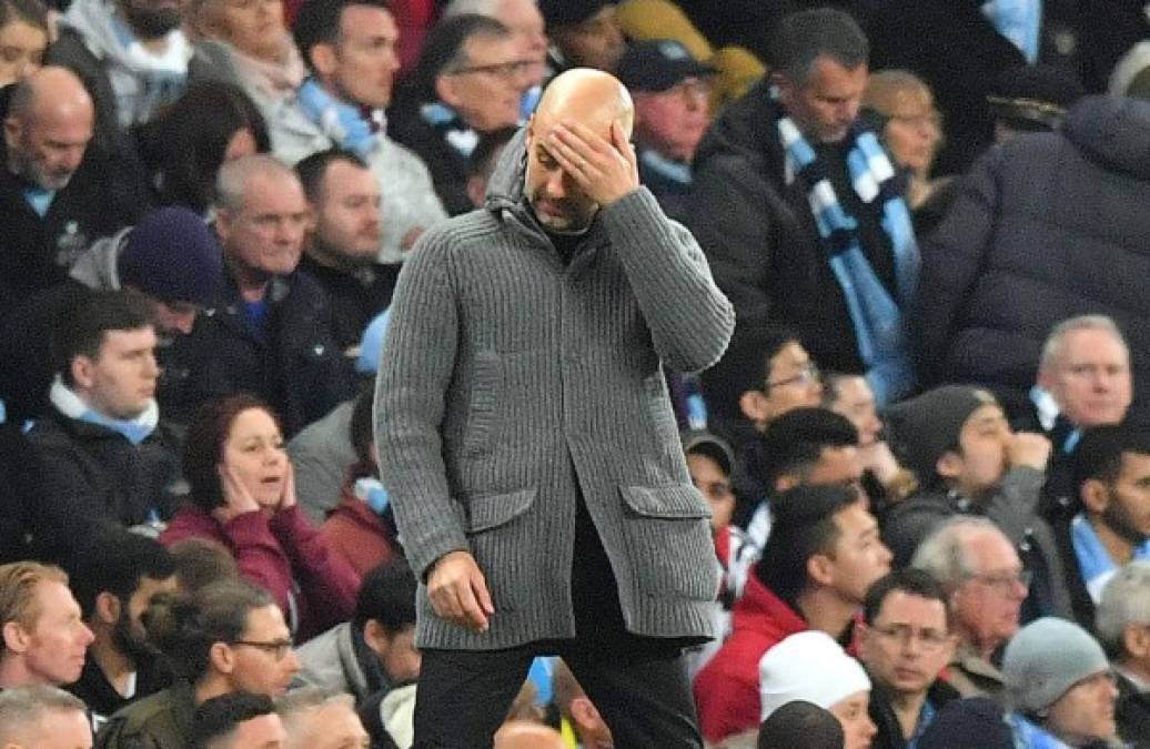Pep Guardiola se lamenta por la eliminación del Manchester City.