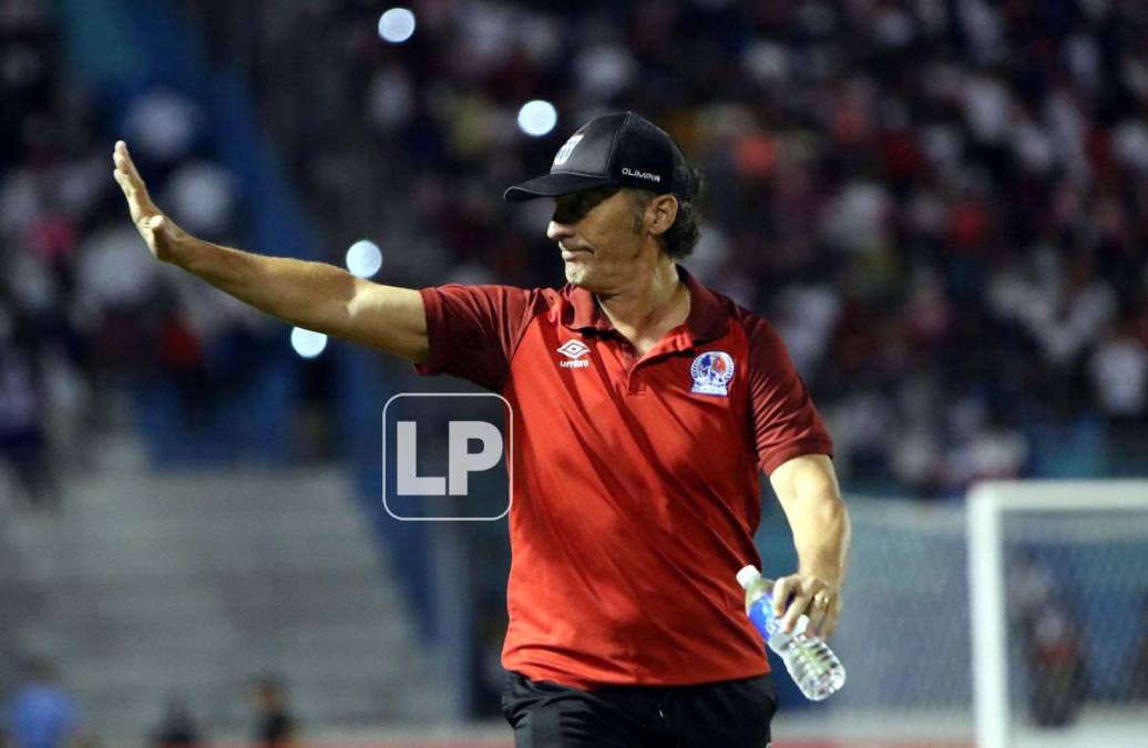 Pedro Troglio saludando a los aficionados del Olimpia cuando llegaba a su banquillo.