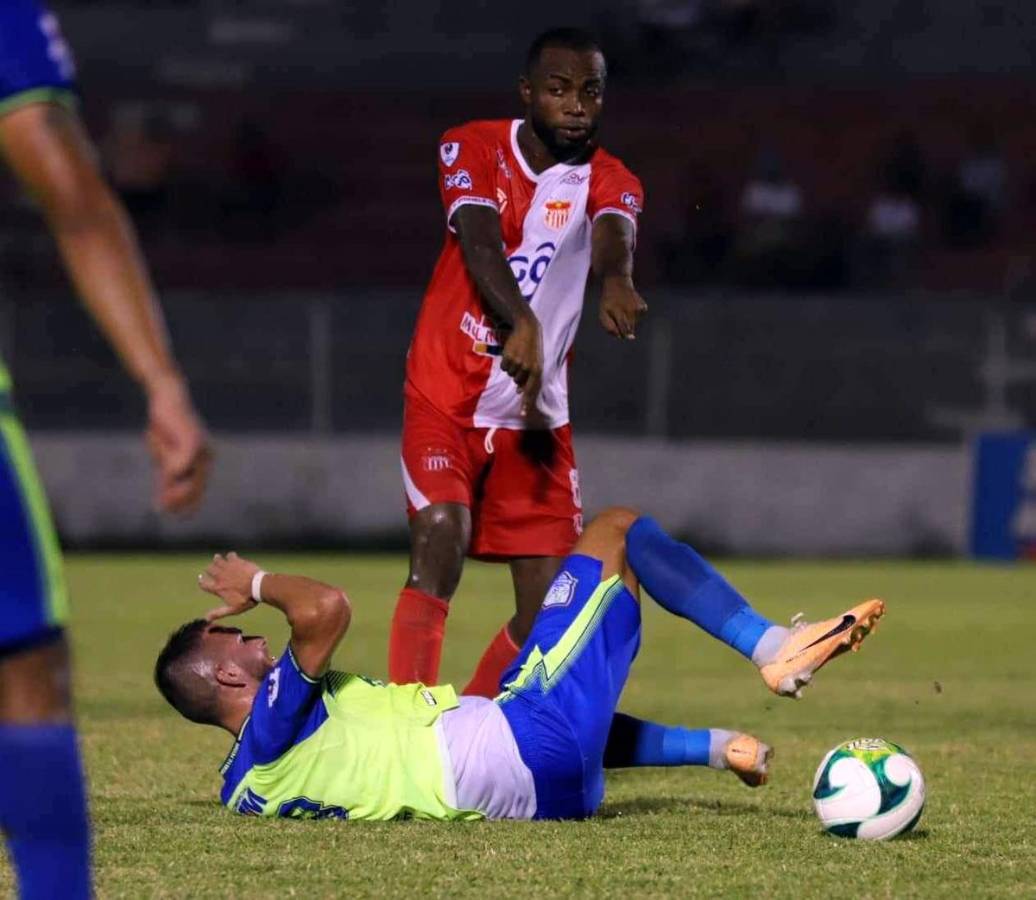 Todo balón dice Gerson Chávez en esta acción del partido.