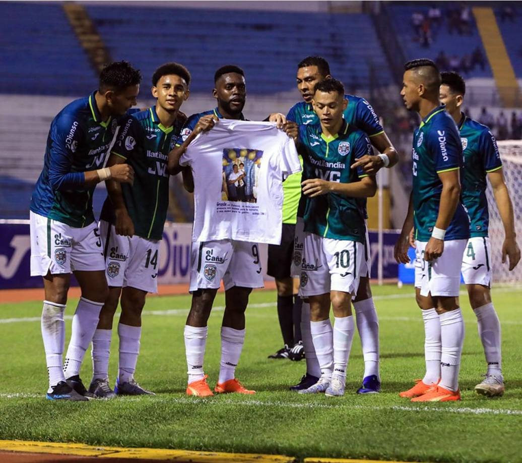 Clayvin Zúniga le dedicó su gol al padre de uno de los utileros del Marathón que está luchando contra un cáncer. Bonito detalle del delantero verdolaga.