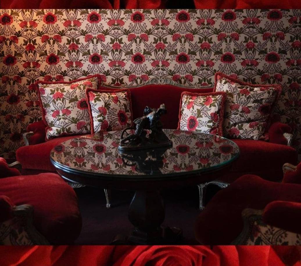 Si se quiere ir a un restaurante diferente en París, con decoración llamativa, y mucha gente de todo tipo que va para ver y ser vista, es el sitio. Sólo la comida no es el valor del lugar, es el conjunto de la comida, decoración, ambiente y clientela.