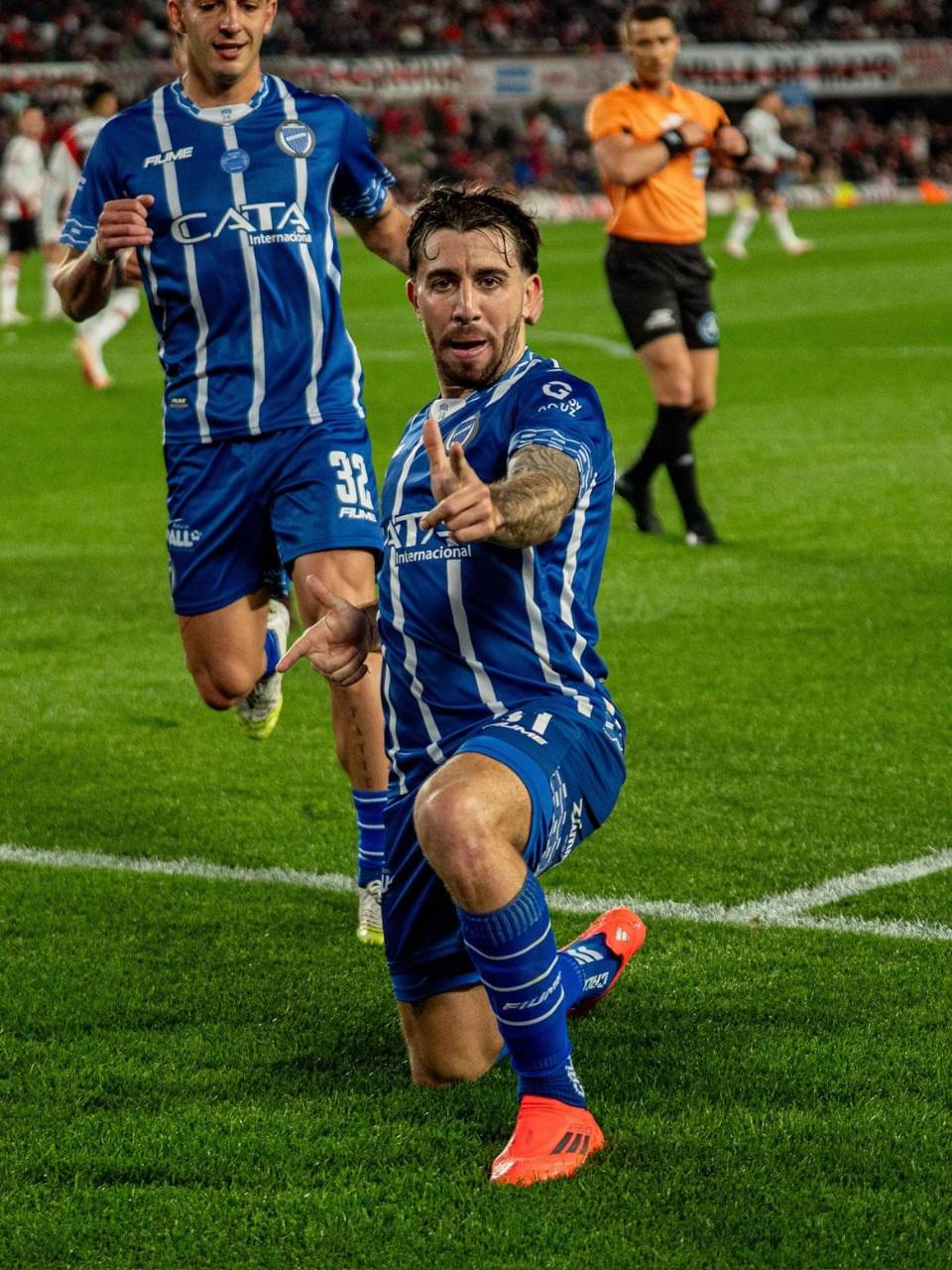 Agustín Auzmendi celebrando como el pistolero en el Monumental.