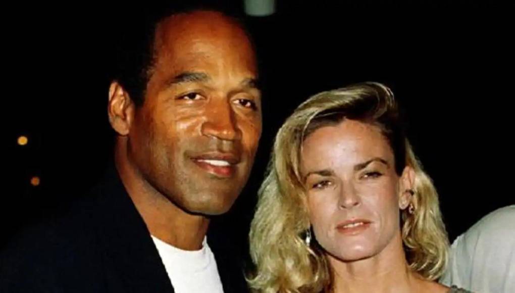 Pero el asesinato de su exesposa Nicole Brown <b>Simpson</b> y de un amigo de ésta, Ron Goldman, lo bajaron del olimpo y lo llevaron al banco de los acusados en 1994 en el llamado “juicio del siglo”.