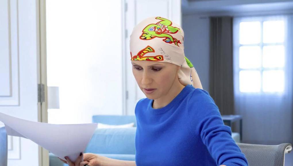 En numerosas ocasiones desde el comienzo de la guerra en el país en 2011 se ha rumoreado que la esposa de Al Asad había abandonado el país por motivos de seguridad e, incluso, al inicio de la misma se apuntó a la posibilidad de que había dejado a su marido porque se oponía al conflicto.