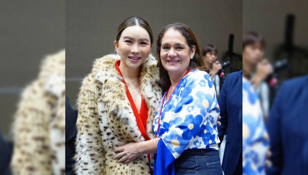 “¡Bienvenido al equipo de MUO! @karencelebertti (y su hija) @lucianaarguelloc. Estamos muy felices de teneros a ambos cuidando el departamento de gestión del talento mundial en la sede de México”, anunció la ejecutiva de ese certamen de belleza en sus redes sociales, en la que compartió fotografías con Karen Celebertti y su hija.