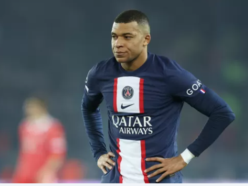 Mbappé mantiene su postura de cumplir su contrato con el PSG.