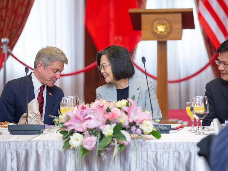 La presidenta taiwanesa Tsai Ing-wen junto al congresista estadounidense Michael McCaul durante una reunión en Taipéi.