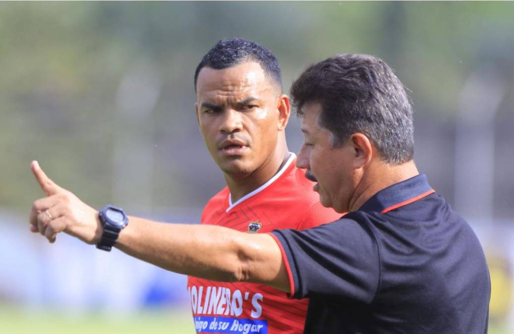El entrenador de los tocoeños Mauro Reyes dando indicaciones a su delantero Rony Martínez.