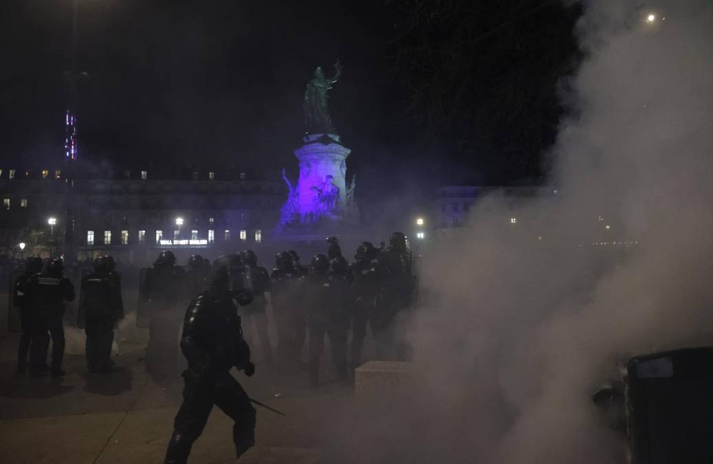 La víspera, en una reunión con los legisladores oficialistas, el mandatario ya advirtió que la “muchedumbre” y los “disturbios” no tenían “legitimidad” sobre los representantes del pueblo, unas declaraciones criticadas incluso por sus aliados.