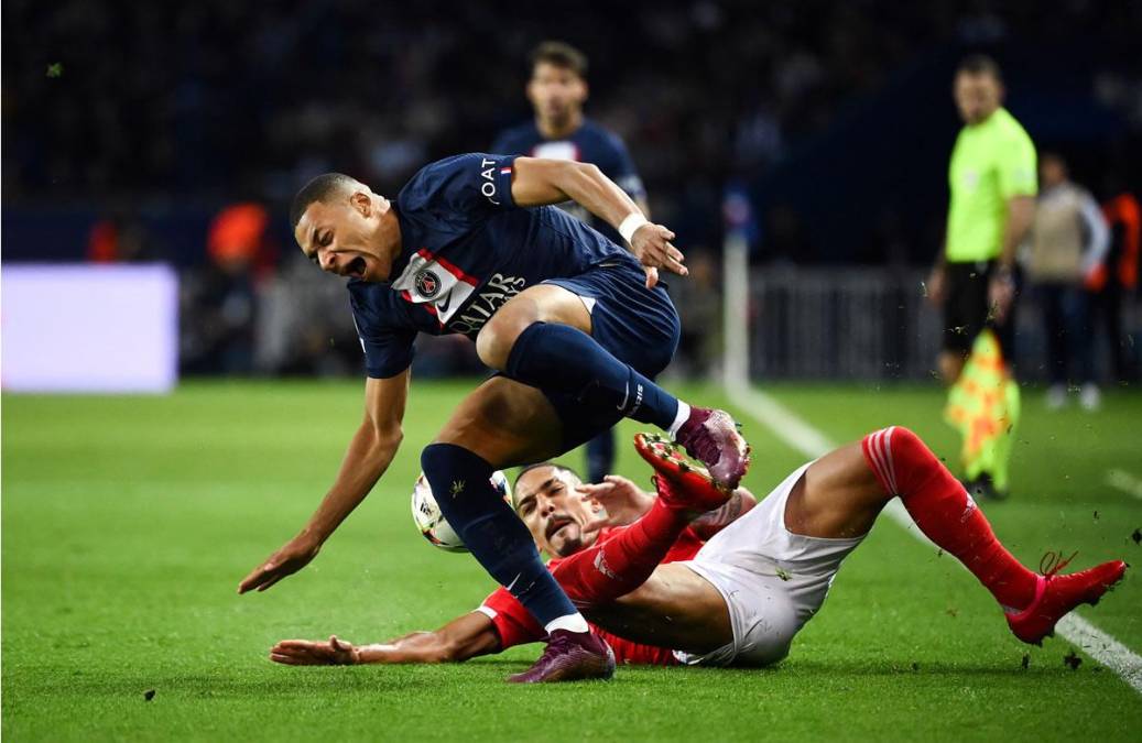 Kylian Mbappé sufrió una dura falta del defensa brasileño Gilberto Moraes Junior del Benfica.