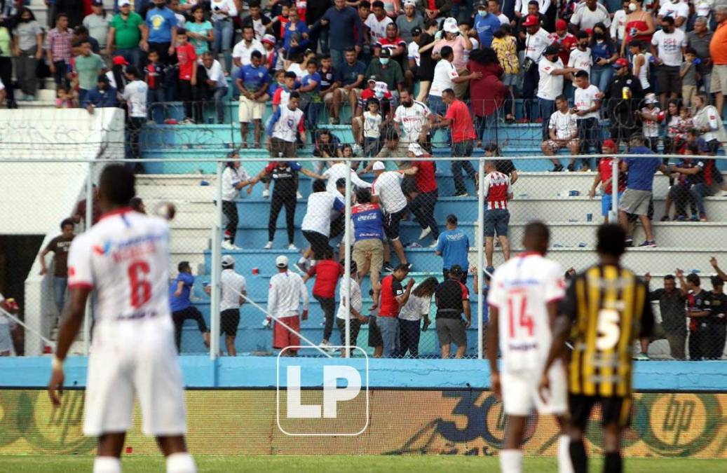 Aficionados del Olimpia protagonizaron una pelea entre ellos mismo en las gradas del estadio Nacional Chelato Uclés.