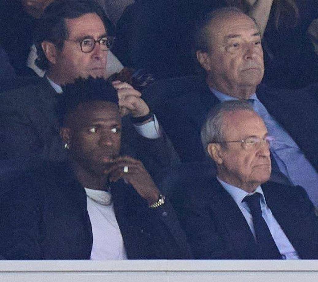 Vinicius junto al presidente Florentino Pérez.