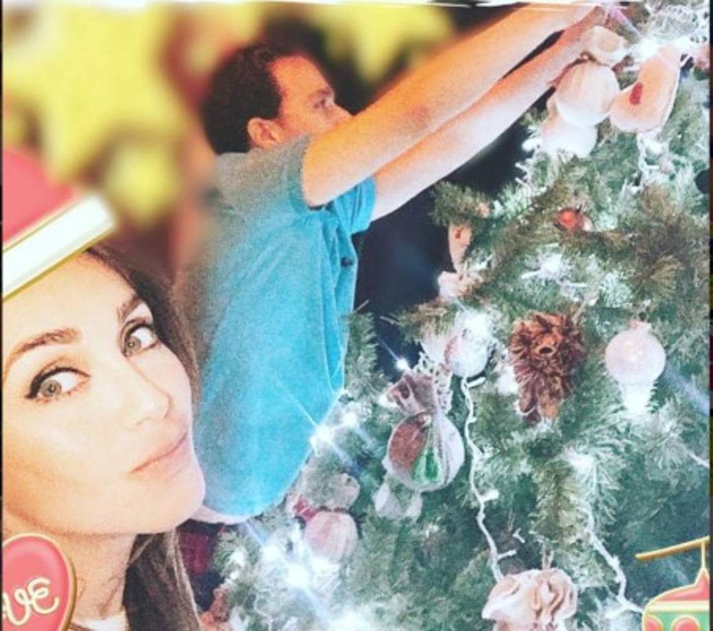 Anahí compartió fotografía de su árbol junto a su esposo Manuel Velasco.