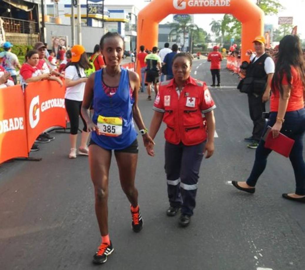 Del pais de Etiopía, el primer lugar en la categoría internacional de mujeres para Shewarge Amare.