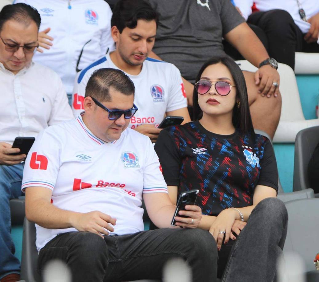 Lo sentimos amigo, esa belleza olimpista llegó acompañada al estadio Nacional Chelato Uclés.