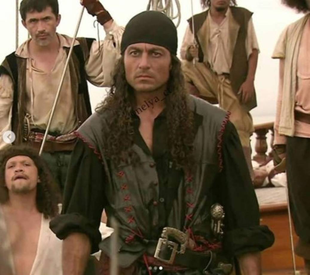 El nombre del actor fue elegido a raíz de que su novelas eran un éxito a mediados de los 90 en Serbia y Europa. Las mamás, abuelas y tías de los integrantes de la banda, lo amaban, por lo que ellos también conocían a Colunga.