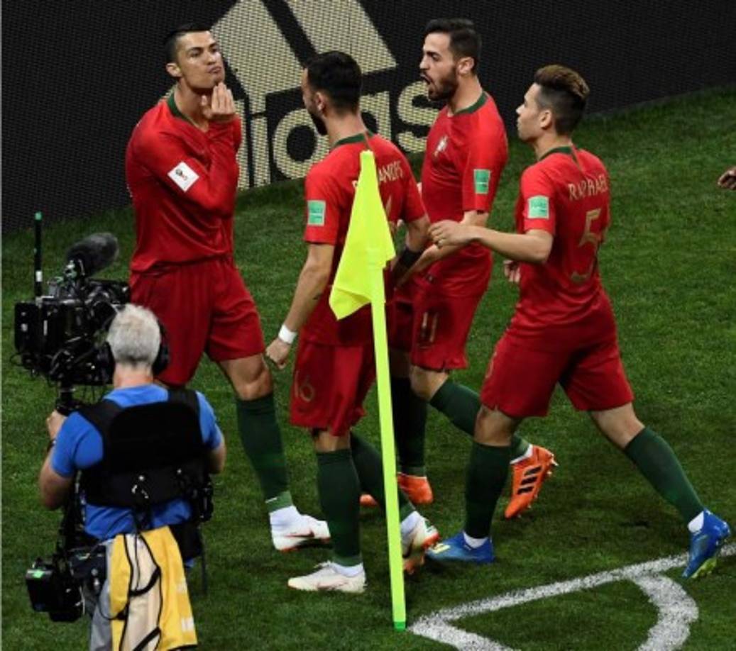 Con un claro gesto de alegría, Cristiano Ronaldo se tocó la barbilla en una celebración original que deja una pregunta: ¿qué quiso decir el jugador del Real Madrid con ese gesto? Foto AFP