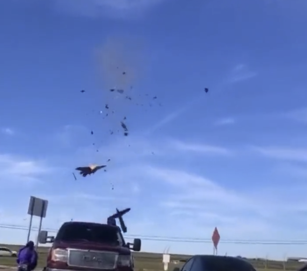 Medios locales dijeron que, según los bomberos de Dallas, milagrosamente no hubo muertos ni fallecidos en tierra y que los fallecidos eran tripulantes de los aviones.