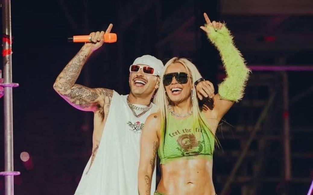 Karol G sorprende al dedicarle emotiva canción a Feid en pleno concierto
