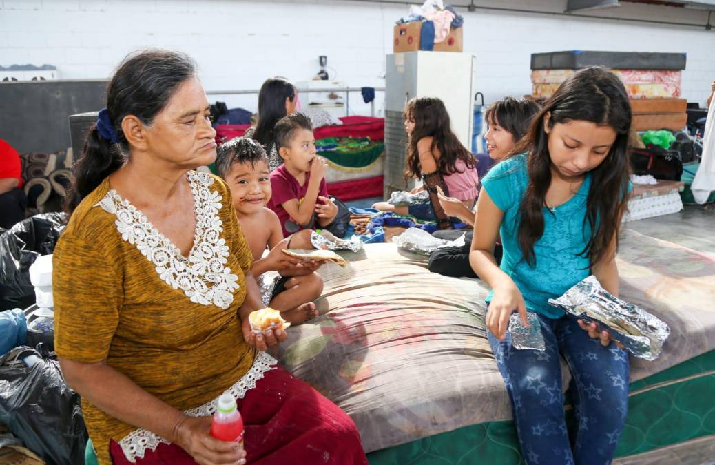 Alcalde de San Pedro Sula brinda asistencia alimentaria a ciudadanos que están en albergues