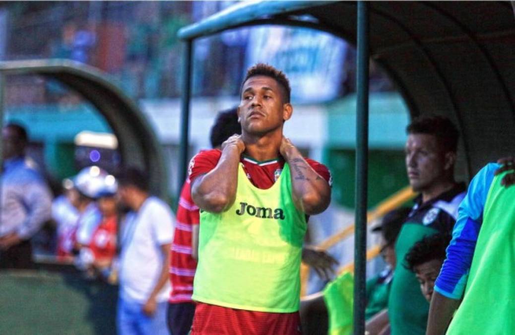 Yaudel Lahera, delantero cubano del Marathón, se lamenta en el banquillo.
