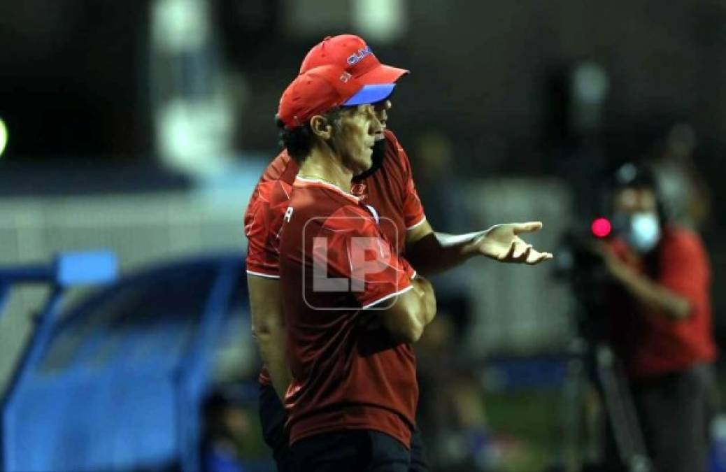 Pedro Troglio analizó con su asistente Gustavo Reggi lo que estaba pasando en el campo y realizó cambios para buscar la remontada.