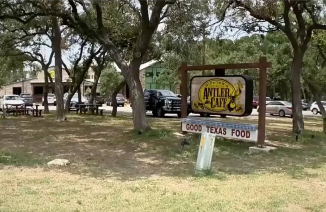 Según reportes de medios locales como KSTA, el dúo policial se encontraba dentro de la patrulla estacionada en el exterior de “Antler Cafe”, un restaurante de filete de pollo frito al norte de San Antonio.