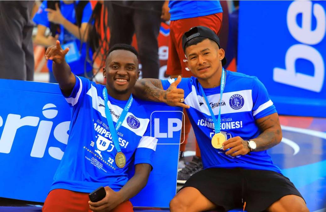 Carlos ‘Zapatilla‘ Mejía e Iván ‘Chino‘ López, felices con sus medallas de campeones.