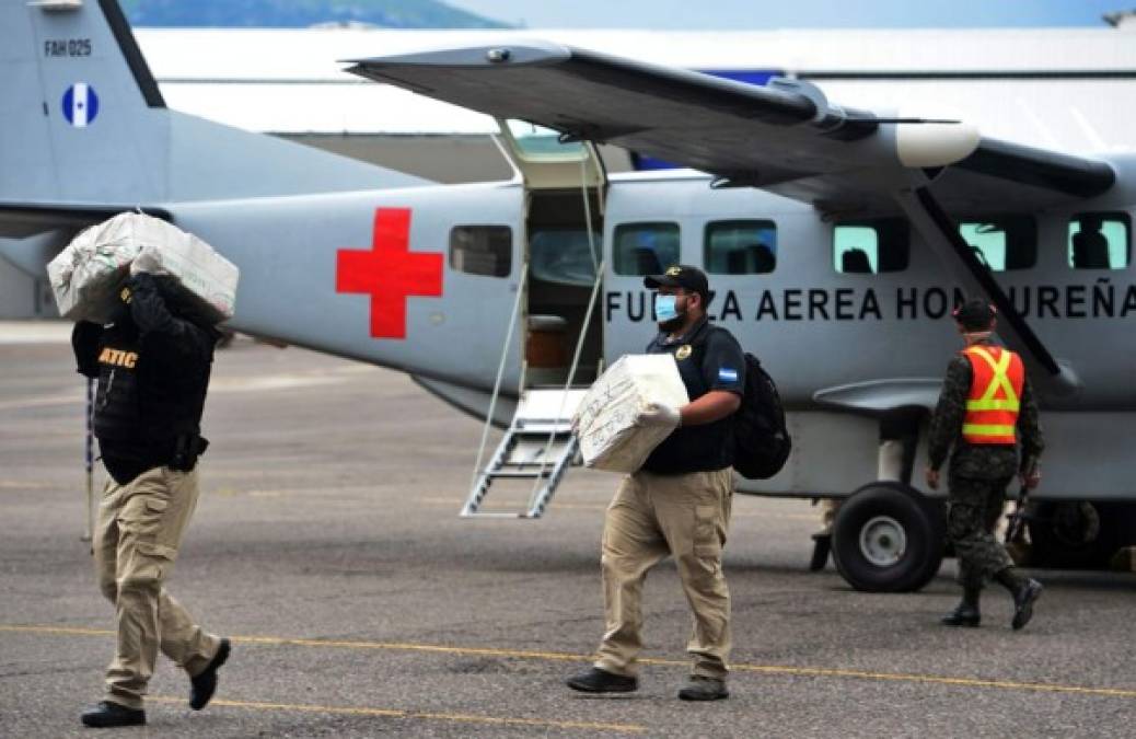 La narcoavioneta transportaba 100 kilos de cocaína, droga que fue incautada y posteriormente llevada a Tegucigalpa. Foto: AFP