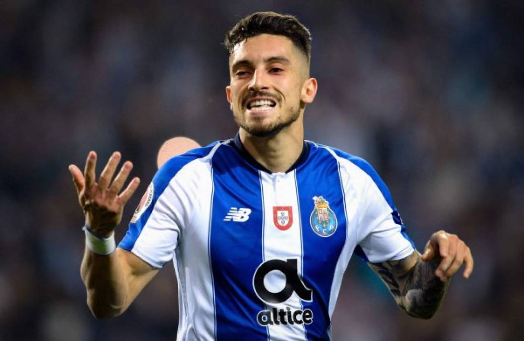 El lateral izquierdo brasileño Alex Telles se encuentra en la órbita del Barcelona, según ha publicado el diario catalán Mundo Deportivo. El jugador del Porto tiene una cláusula de rescisión de 40 millones de euros.