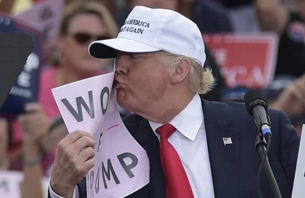 El magnate busca desesperadamente conquistar el voto de las mujeres a menos de 3 semanas para las elecciones presidenciales en EUA. Ayer posó con un cartel en el que se leía: Mujeres para Trump.