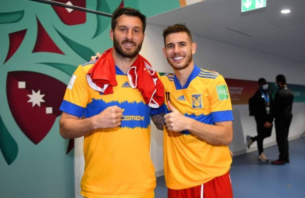 André-Pierre Gignac se tomó una foto para el recuerdo con su compatriota Lucas Hernández, quien se colocó la camiseta de Tigres.