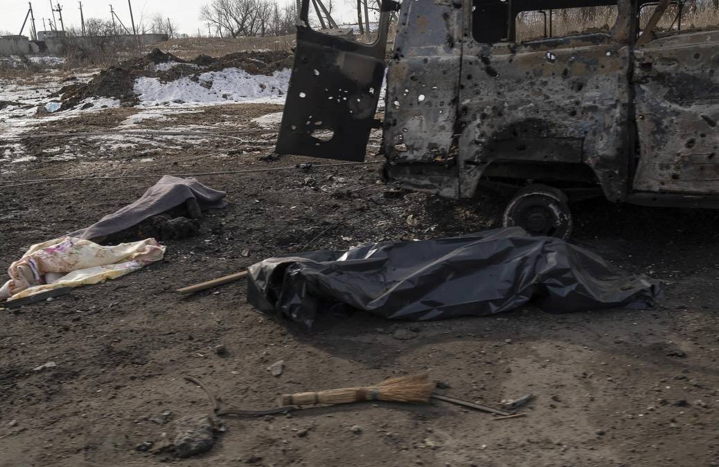 El gobernador de la región de Donetsk (este), Pavlo Kyrylenko, informó a mediados de febrero que menos de 5.000 civiles, entre ellos unos 140 menores, permanecían en la ciudad pese al peligro de los combates.