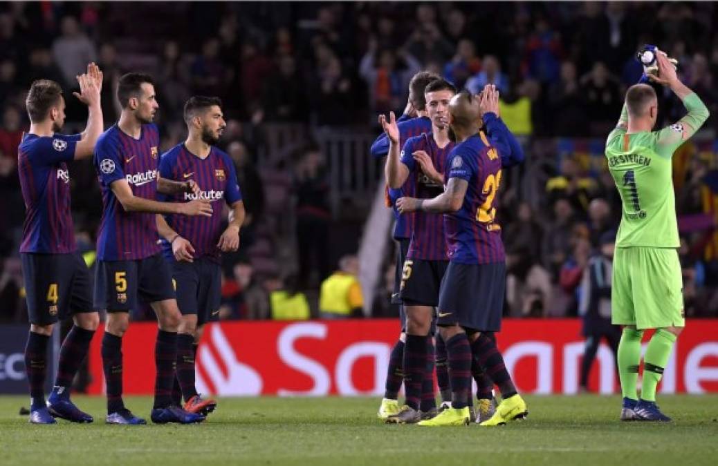 Los jugadores del Barcelona agradeciendo el apoyo de los aficionados en el Camp Nou.