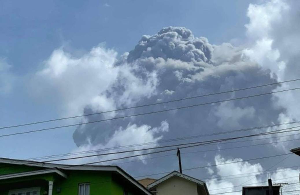 La primera explosión de La Soufriere, el pico más alto de San Vicente y las Granadinas, lanzó ceniza caliente y humo a 6.000 metros de altura, dijo la agencia local de gestión de emergencias.