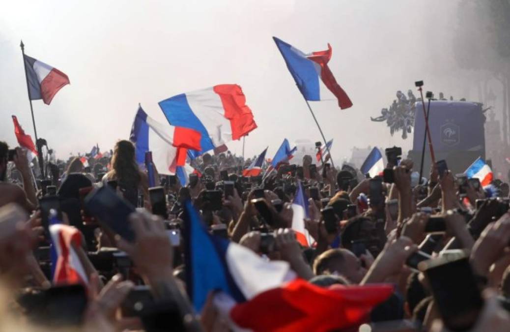 Los jugadores franceses tuvieron un multitudinario recibimiento en París un día después de conquistar el Mundial de Rusia 2018.