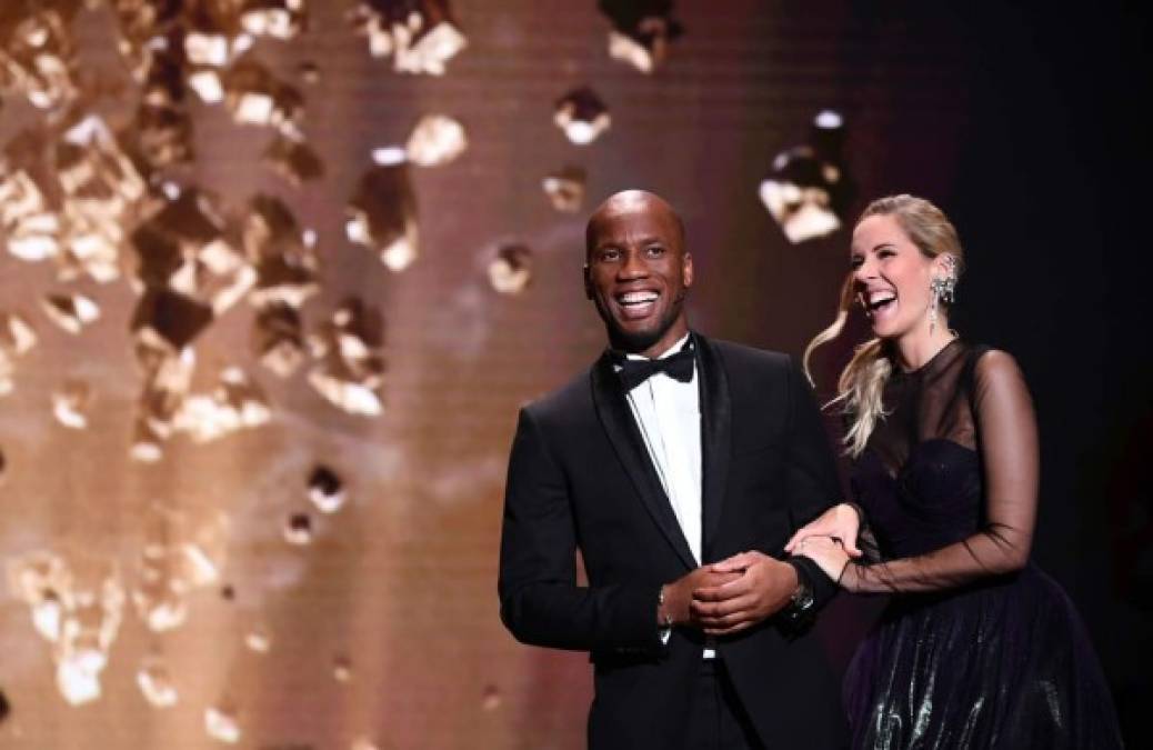 Los presentadores de la ceremonia, Didier Drogba y Sandy Heribert, sonríen durante un momento de la gala.