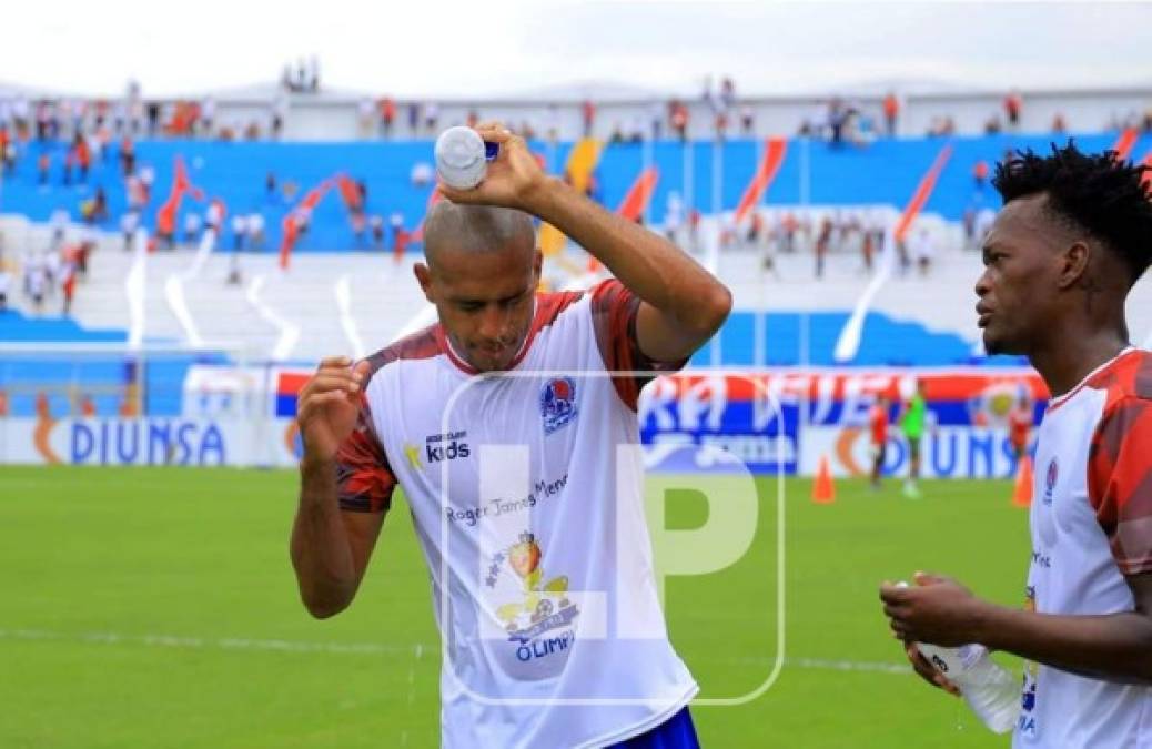 El calor estaba sofocante en el estadio Olímpico. Así se refrescaba Eddie Hernández.