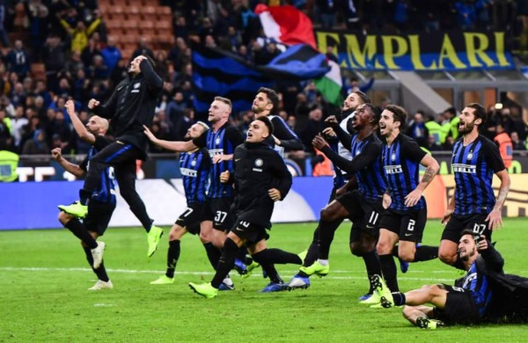 La celebración de los jugadores del Inter con sus aficionados al final del partido. Foto AFP