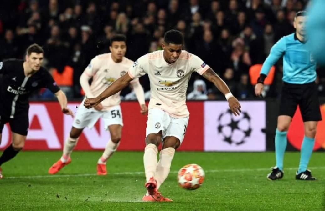 Marcus Rashford al momento de lanzar el penal que le dio la clasificación al Manchester United a los cuartos de final de la Champions League.