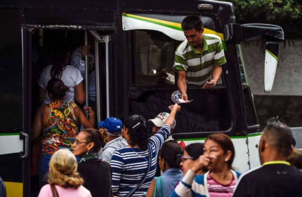 Ante la prolongación de la crisis, el gobierno comenzará este lunes a distribuir alimentos y agua potable en sectores populares.