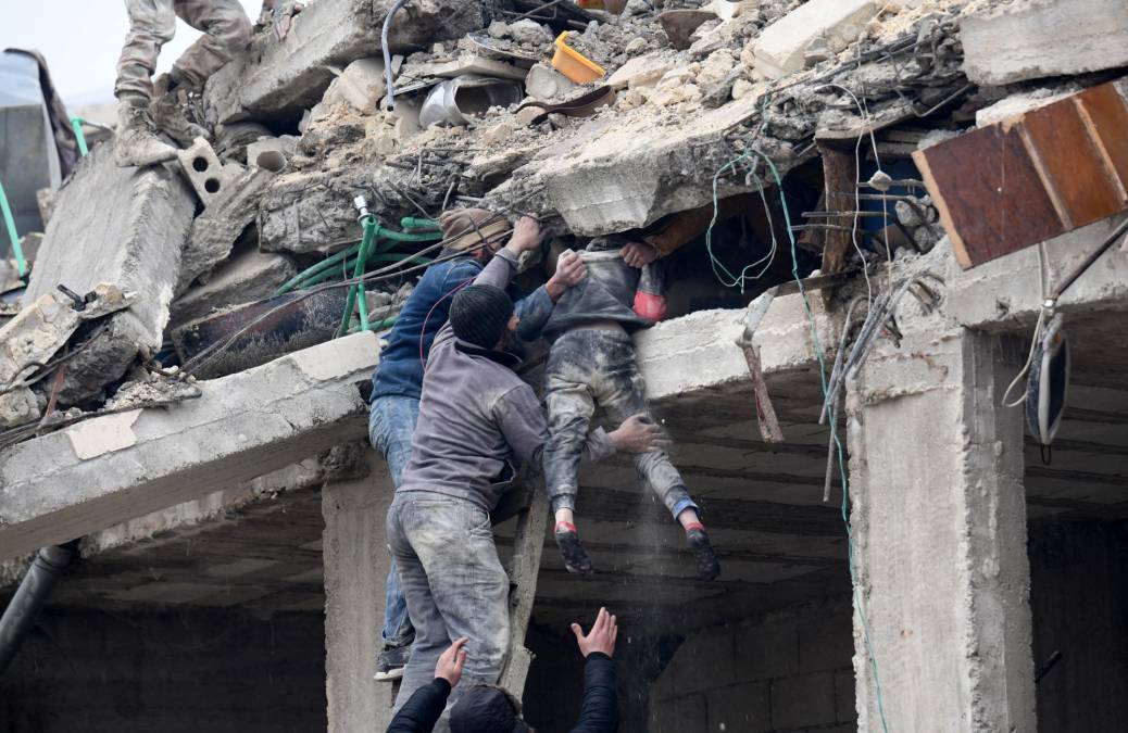 Las desgarradoras imágenes de un padre sosteniendo la mano de su hija fallecida en el terremoto