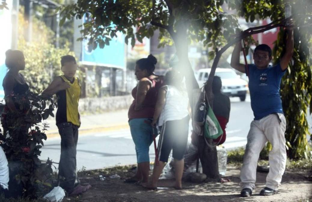 El equipo de LA PRENSA, pudo constatar que muchos niños salen a pedir dinero a las calles desde las 7 de la mañana y hasta 10:00 de la noche.
