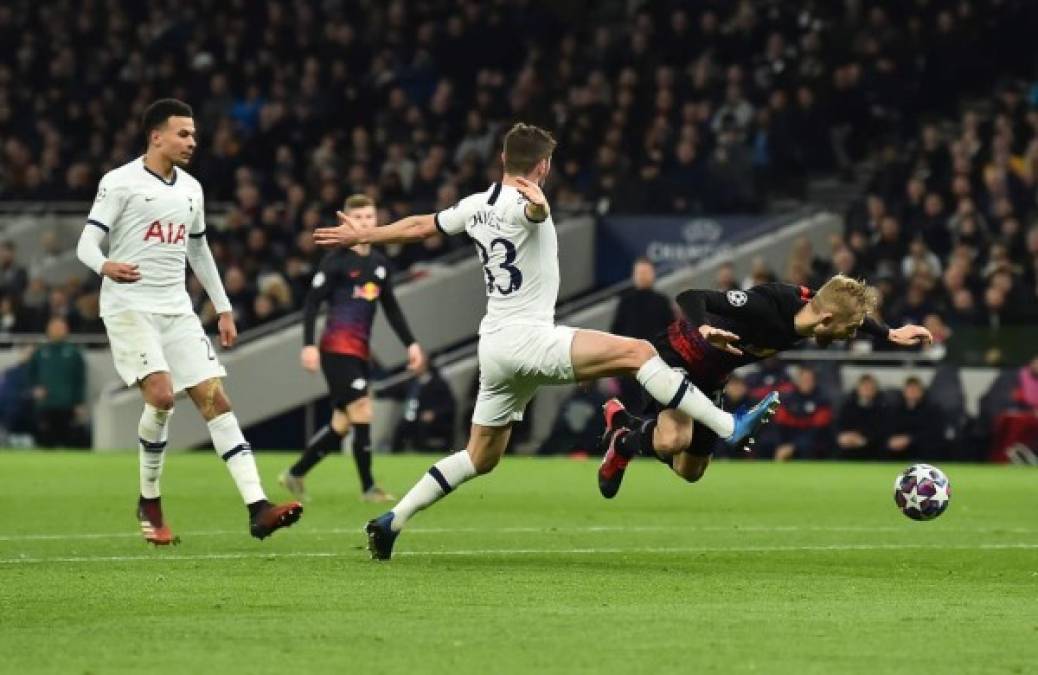 El lateral del Tottenham, Ben Davies, le cometió este penal a Knorad Laimer del Leipzig. Foto AFP