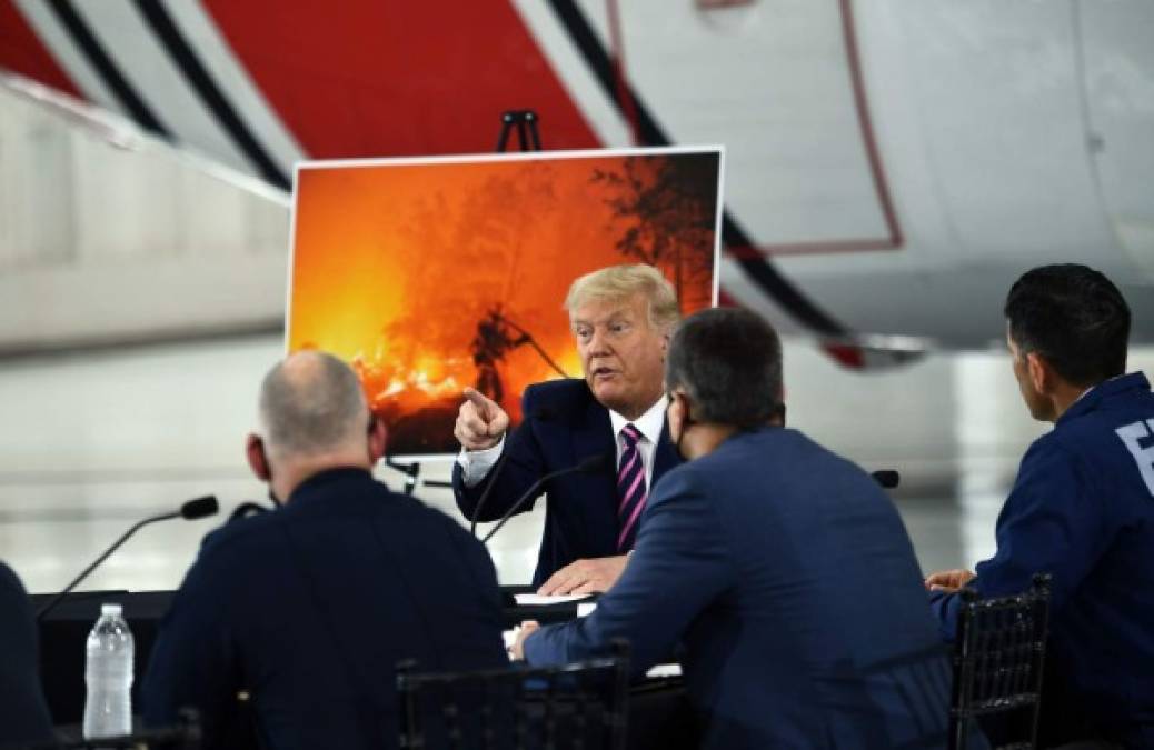 El presidente estadounidense Donald Trump visitó ayer California, donde afirmó que los fuegos son el resultado de una supuesta mala gestión de los bosques en estos estados, que están controlados por el partido opositor.