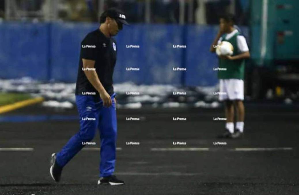 El entrenador argentino Pedro Troglio tuvo un debut a lo grande frente a la afición del Olimpia.