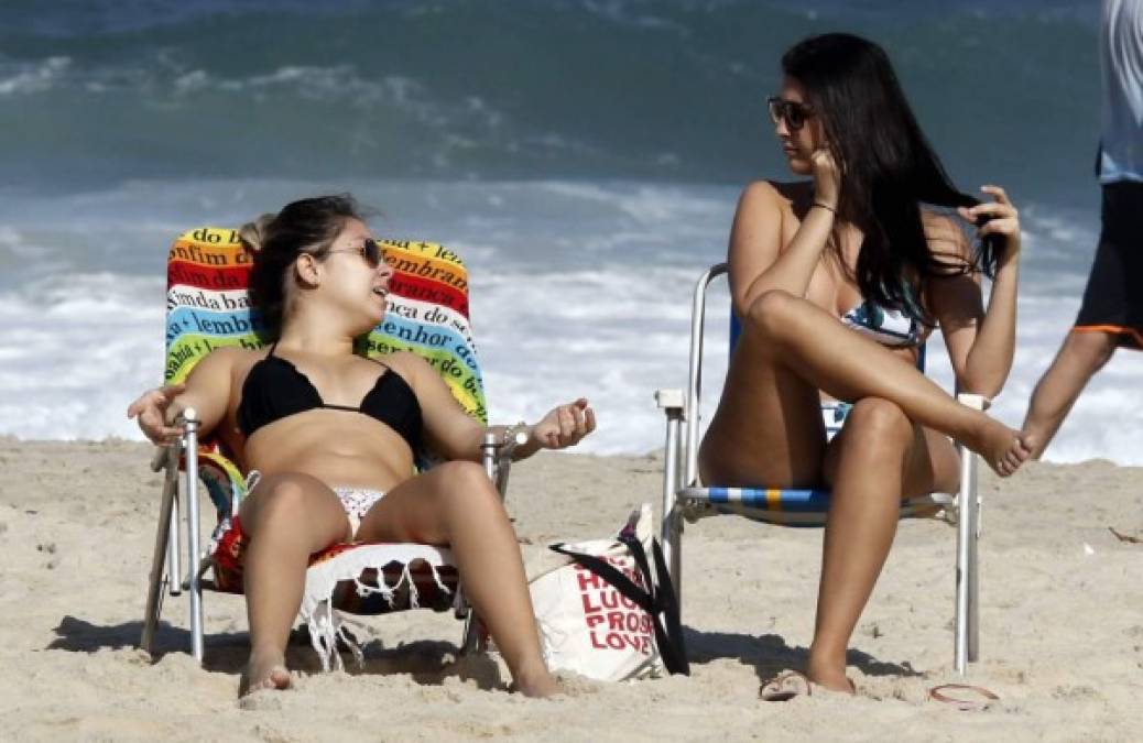 El alto oleaje no permitió a nadie ingresar al mar, pero no fue excusa para no disfrutar el domingo en Copacabana. Foto Juan Salgado/Enviado Especial