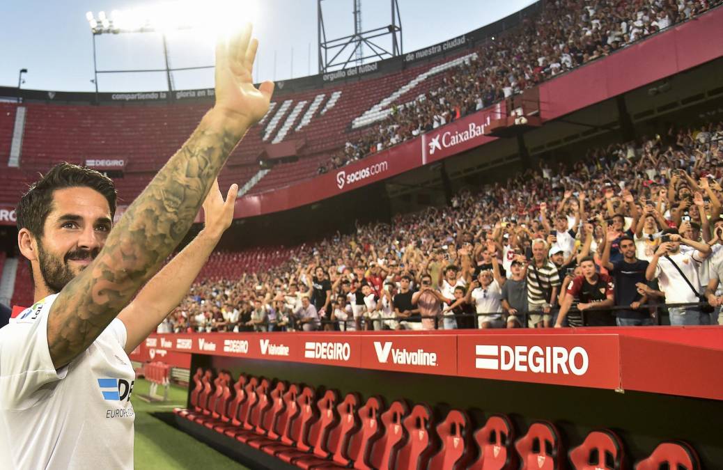 Isco estuvo acompañado de su mujer e hijos en la zona de los banquillos del estadio, en el que los hinchas cantaron a capela el himno del Centenario