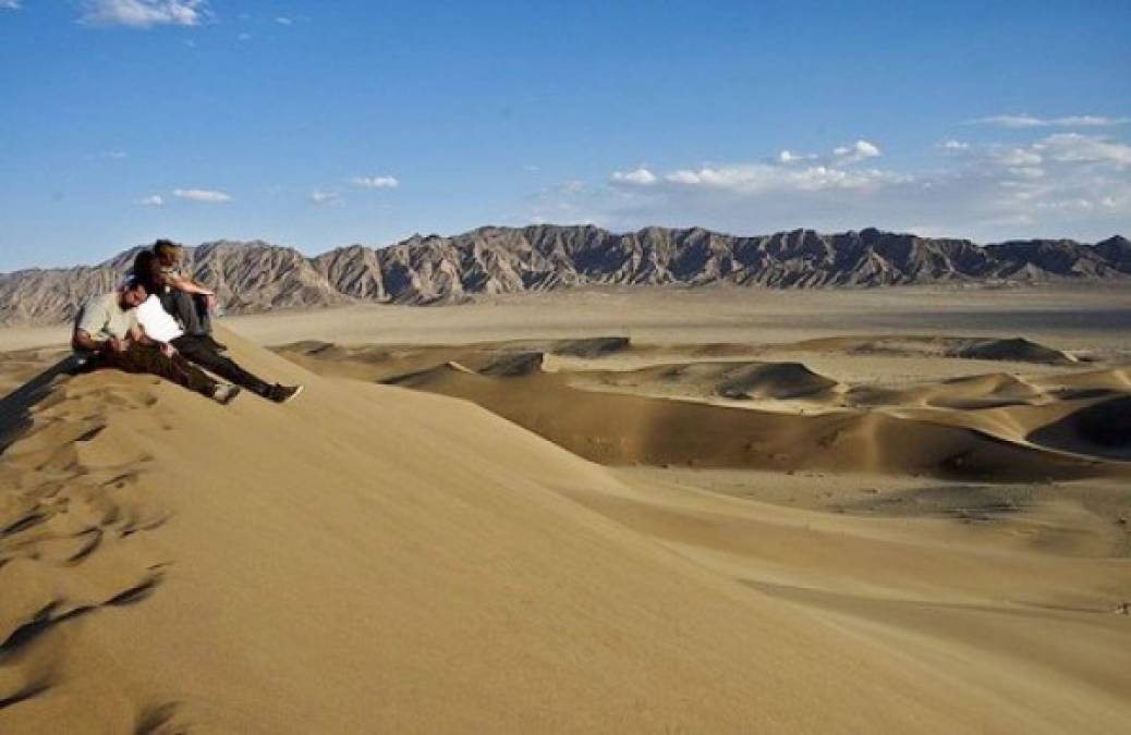 DESIERTO DE LUT, IRÁN.<br/>En cuestiones climáticas, este podría ser uno de los lugares más calientes del mundo, por no decir el más caliente. Para medir la temperatura, se hace necesario el uso de satélites debido a que el suelo se cubre a veces de lava volcánica, alcanzado temperaturas de hasta 71° C.